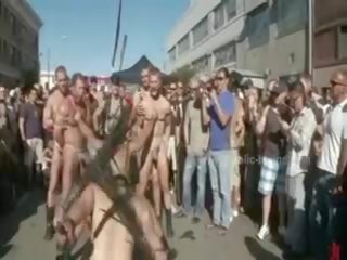 Veřejné plaza s stripped muži prepared pro divoký coarse násilný homosexuální skupina pohlaví video