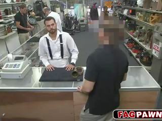 Công tử bột thổi một manhood phía sau counter trong một cửa hàng