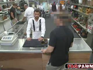 Charmant homo klappen een penis in publiek pawn winkel